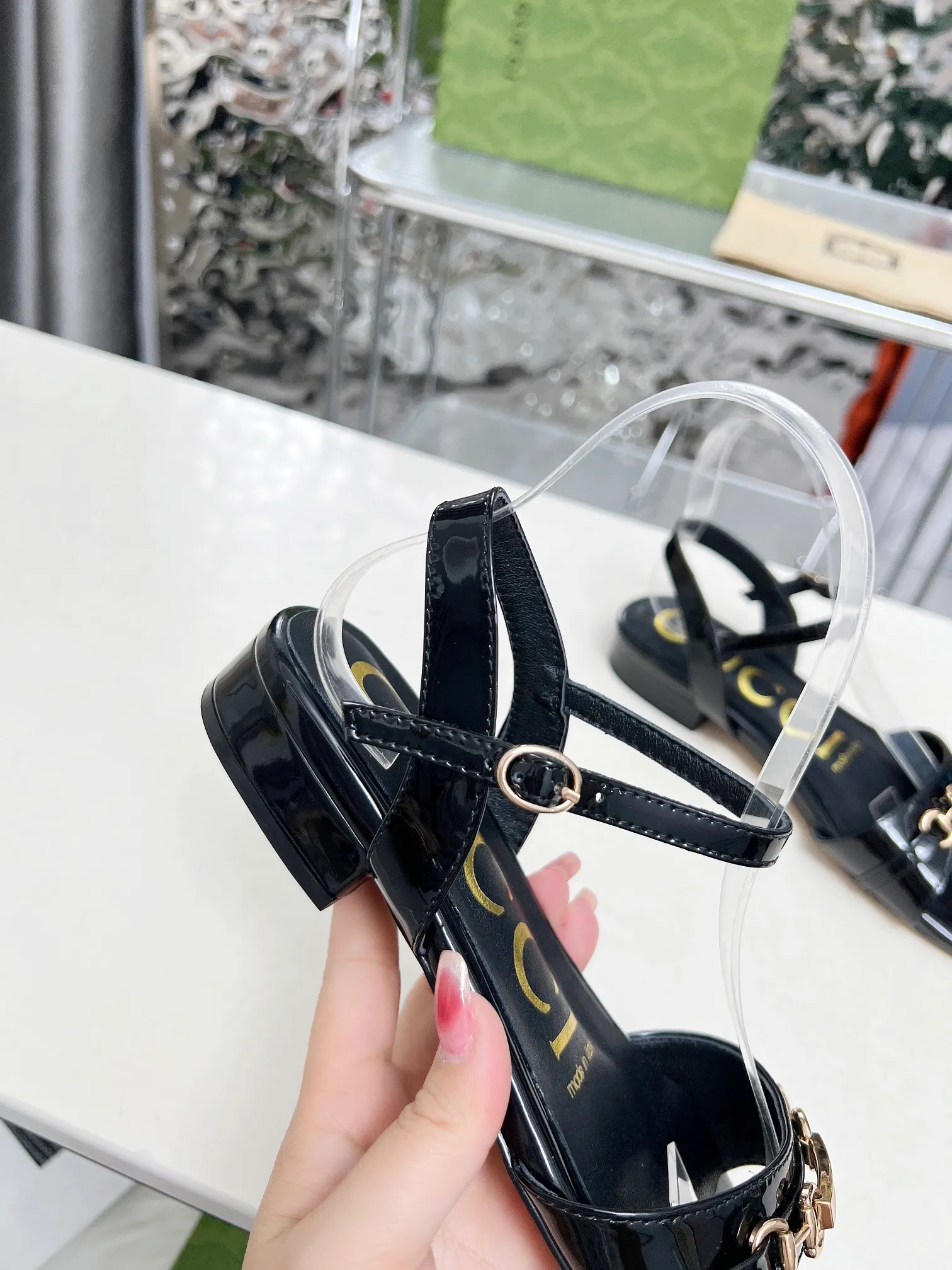 👟👟Ex-factory price 380👟👟 🔥🔥🔥Gucci 2005 new horsebit sandals! High heels are versatile and slimming, and use the original 1:1 hardware! The fabric is made of first-layer cow patent leather! The standard size of the stepping sheep inside is 35/40 (41 can be customized and will not be returned) Color: black, white, meat optional Heel height 3 cm